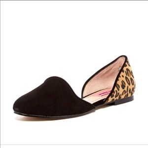Betsy Johnson leopard print flats